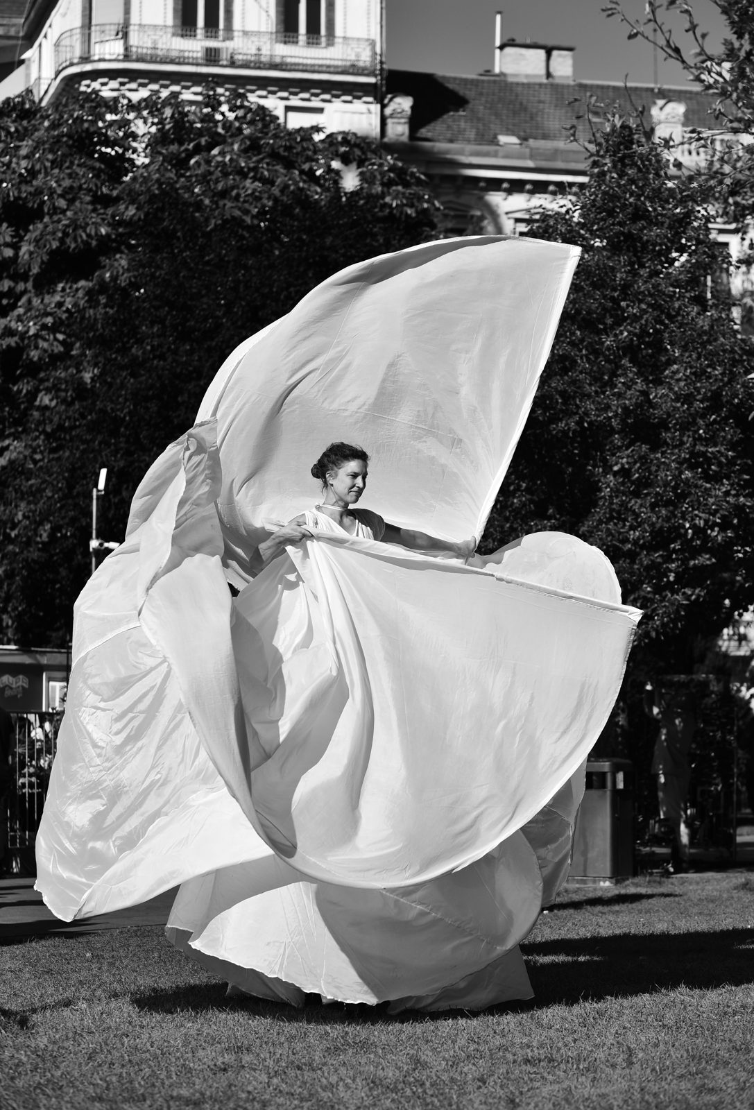 Loie Fuller-előadás: hatalmas fehér selyemszárnyak egy parkban