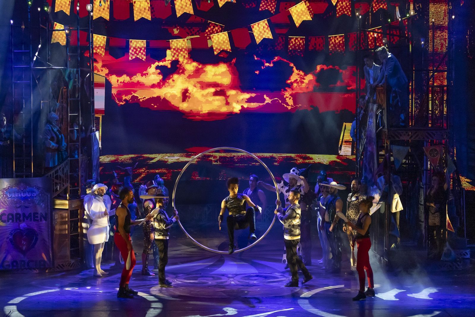 Carmen – Budapesti Operettszínház, cirkuszi jelenet a színpadon